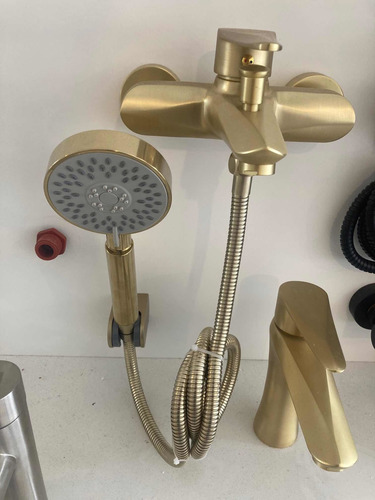 977568-MLU54226063388_032023