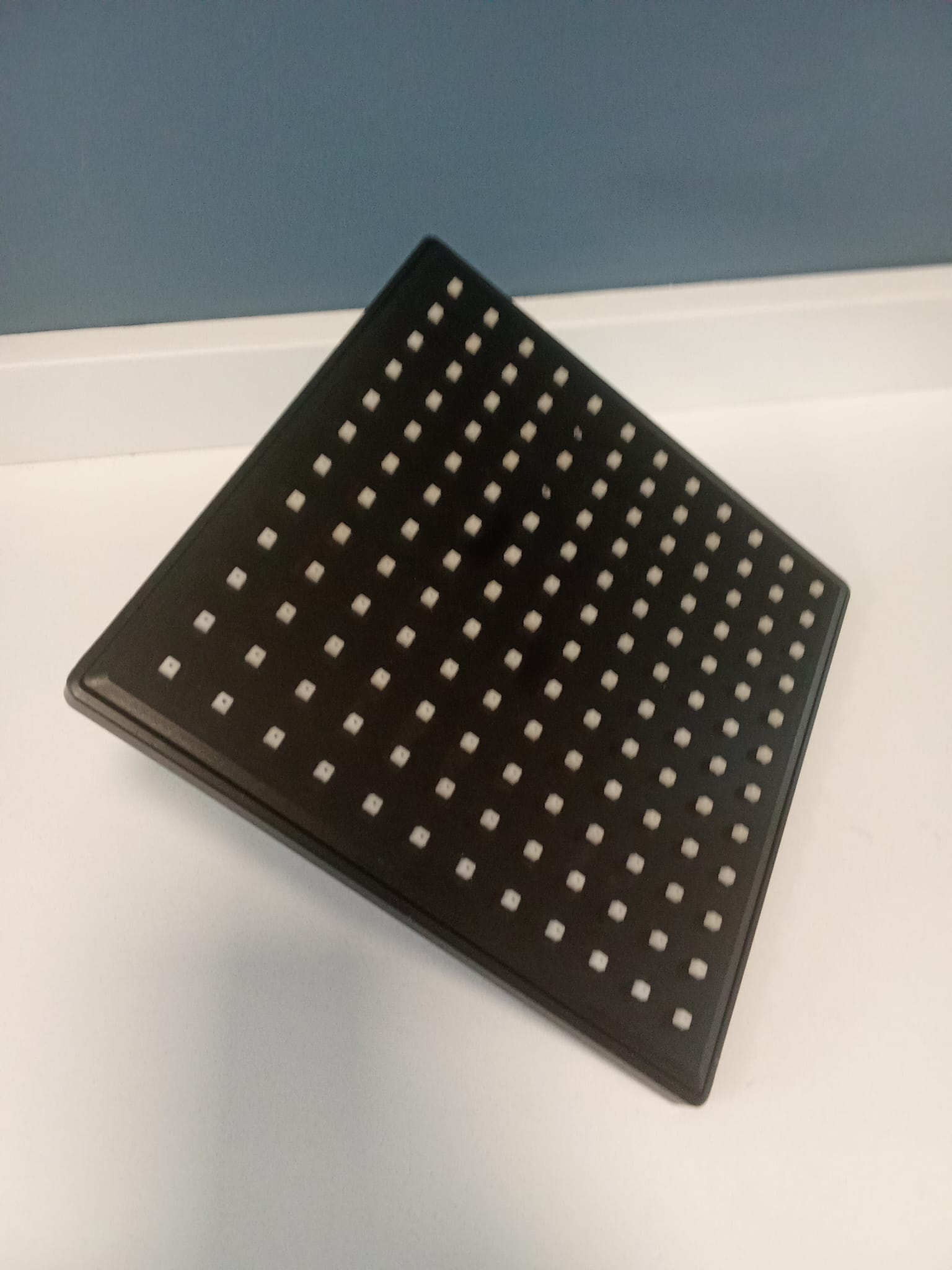 Roseta Cuadrada para ducha CON DETALLE 20 cm. Negra.