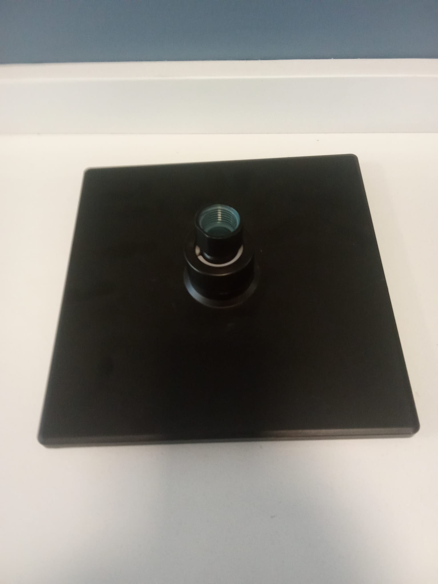 Roseta Cuadrada para ducha CON DETALLE 20 cm. Negra.