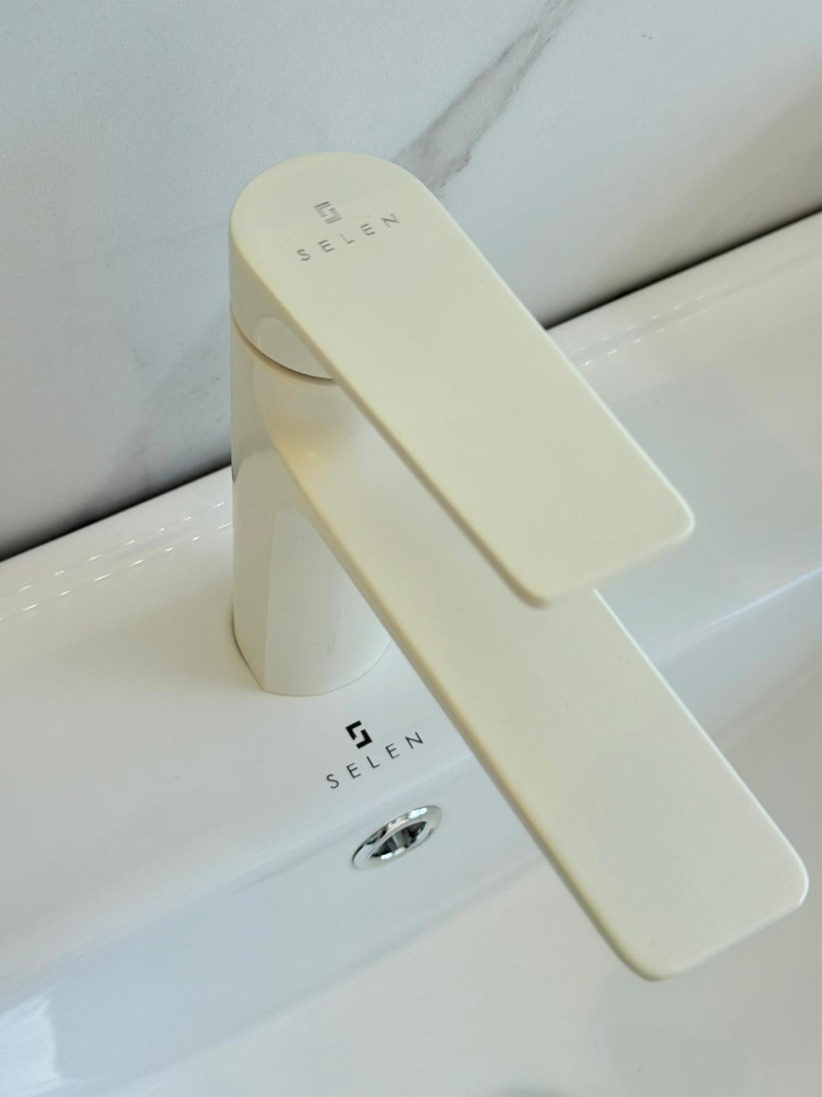 Griferia Canilla Lavatorio Blanca Acra