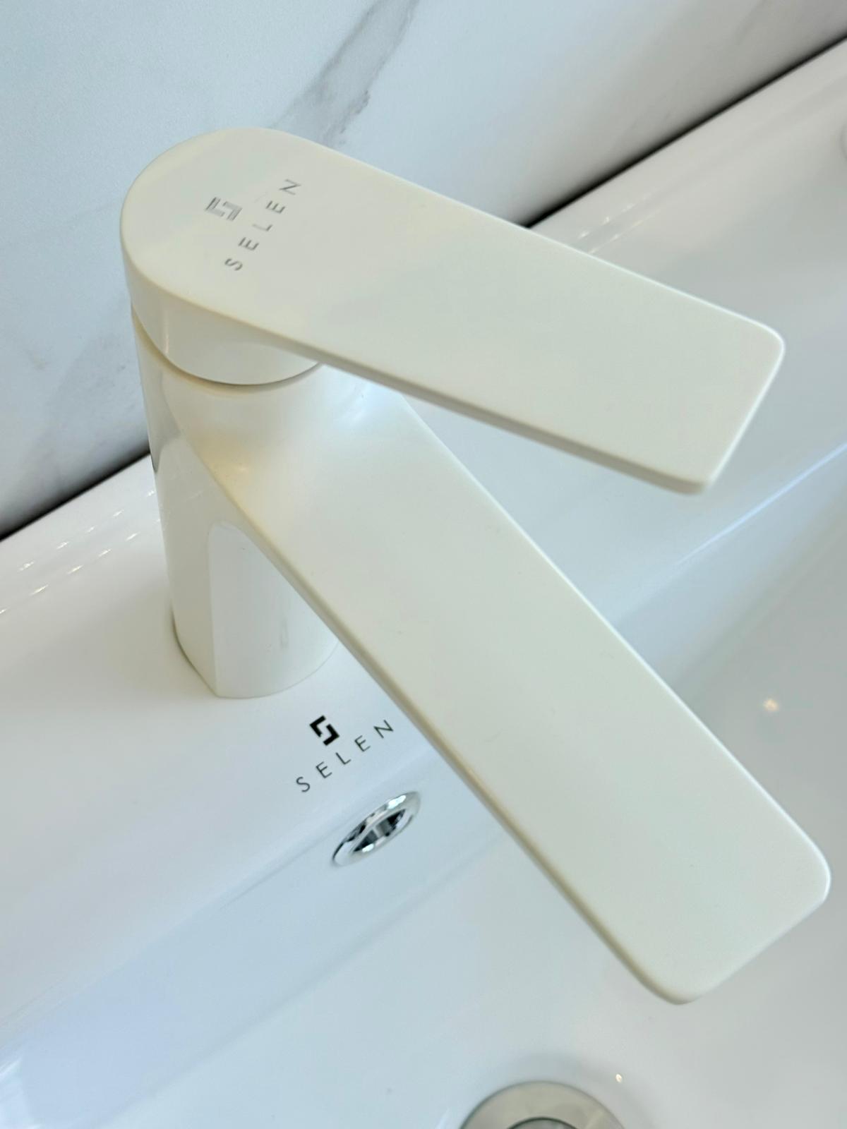 Griferia Canilla Lavatorio Blanca Acra