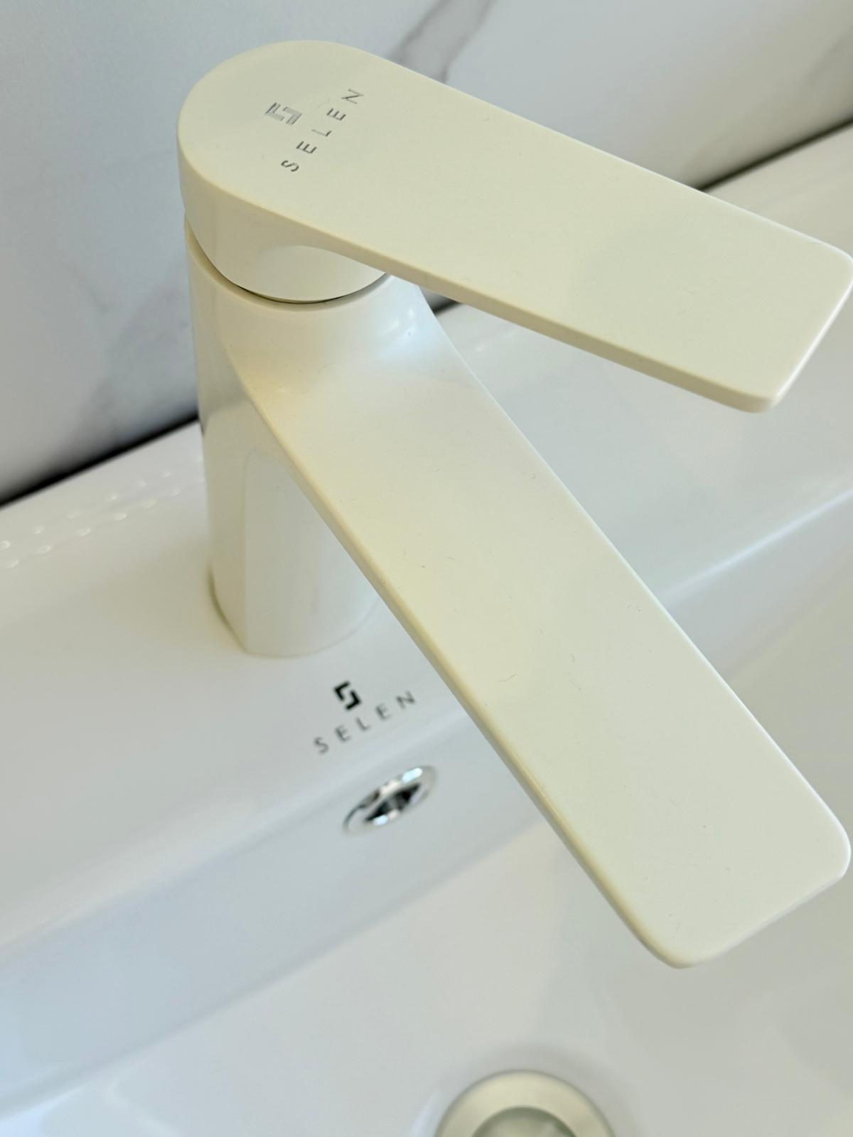 Griferia Canilla Lavatorio Blanca Acra