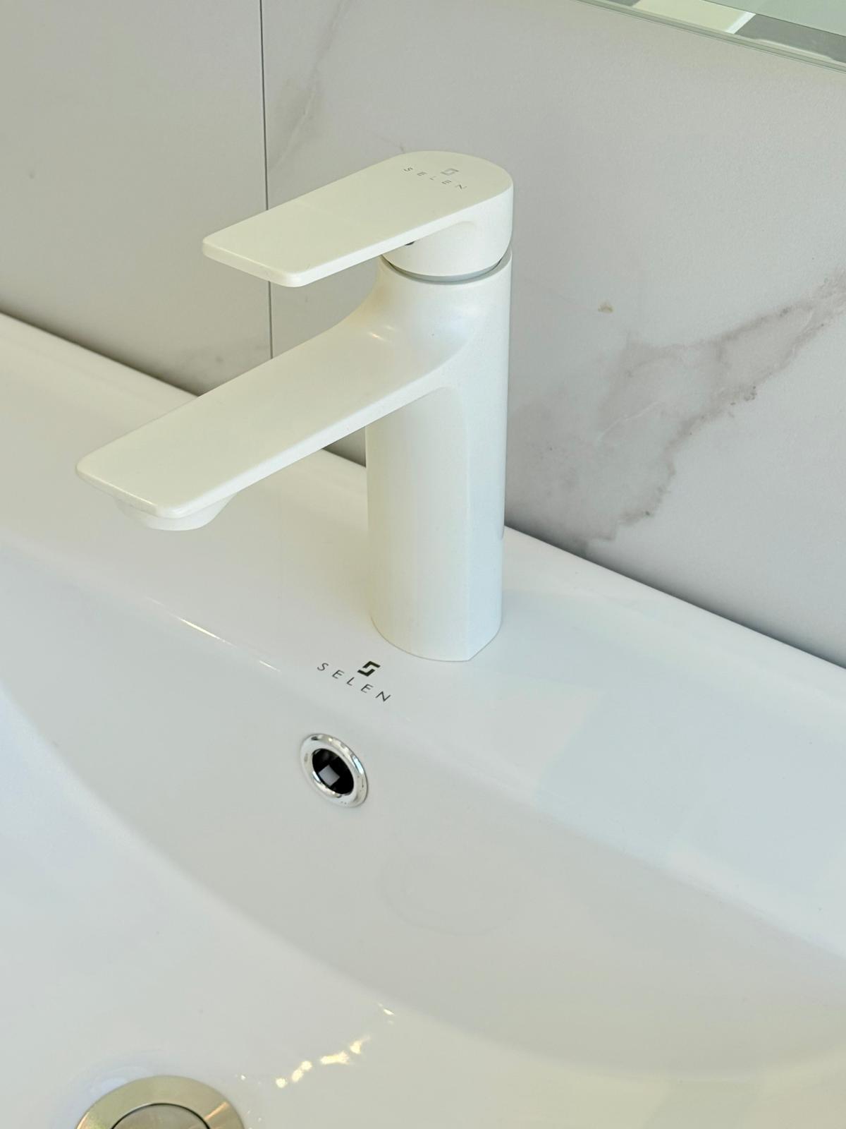 Griferia Canilla Lavatorio Blanca Acra