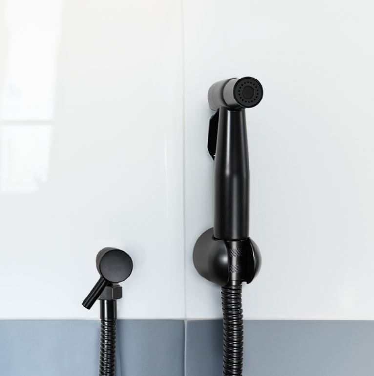 Ducha Higiénica Con Gatillo color Negro Y Soporte Para Baño Acra